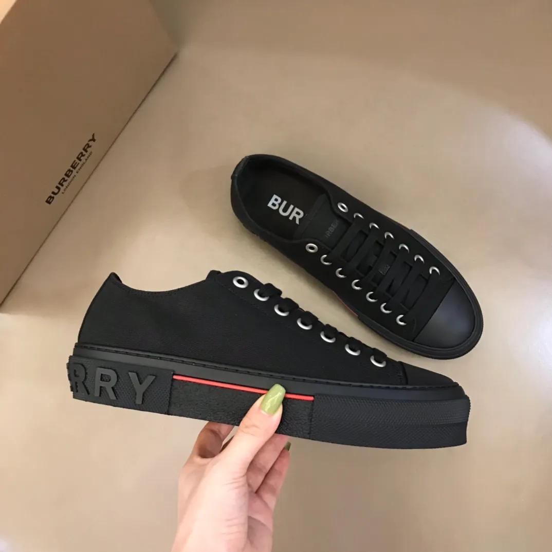 p400 "Burberr*" men's classic low-top sneakers, reinterpreted in Vintage check cotton material and decorated with a new brand logo. First-layer sheepskin lining, embossed Burberry logo on the heel, and original TPU outsole! Size: 38-44 No. 068